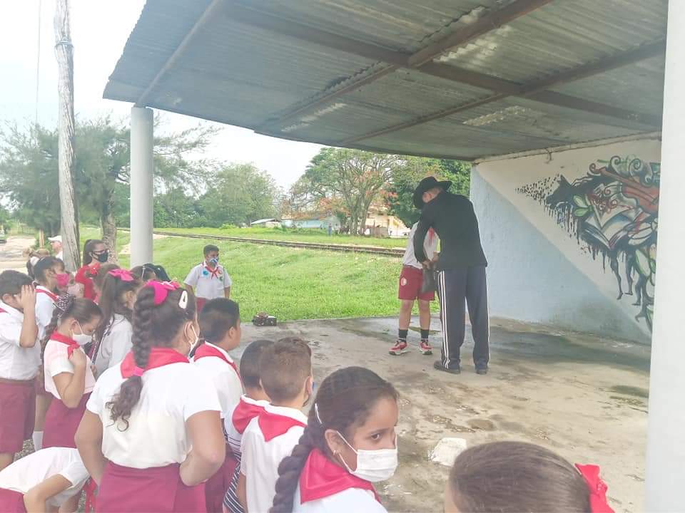 IlenSM's tweet photo. Se realiza en Florencia  #FeriadeLibro de la Montaña con la participación de los pioneros, trabajadores de Educación y asociados de la APC con diversas actividades y la promoción de lectura. #FlorenciaVaConTodos, #PortalAvileño, #EducaciónCiegodeAvila, #CubaMined, #CubaVive https://t.co/zsys6pMOds