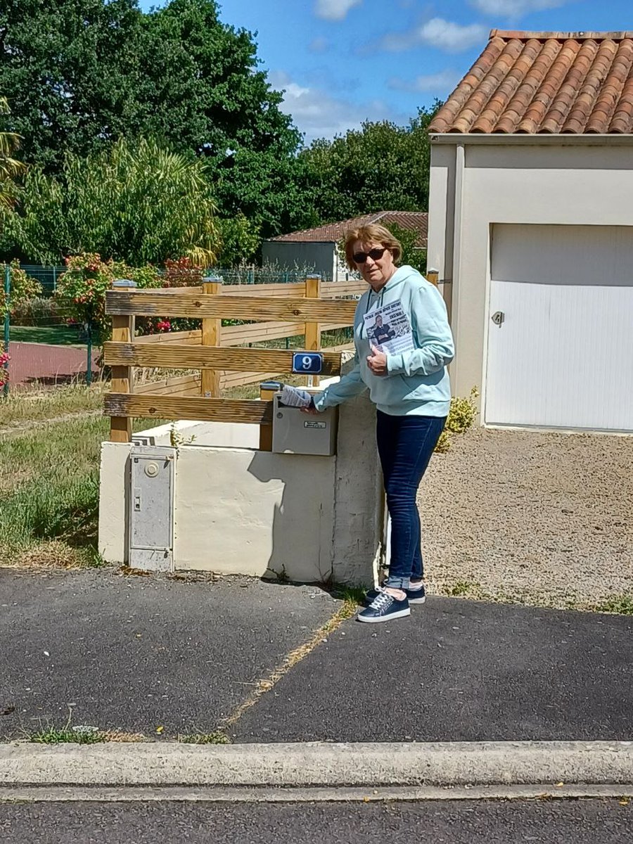 PLoiseau2022's tweet photo. Encore de très bons moments passés sur le #terrain.
Aujourd’hui, séance de #boîtage 📬 sur la #circo8502 pour les #Législatives2022 #Vendée. https://t.co/cvFQUijFnM