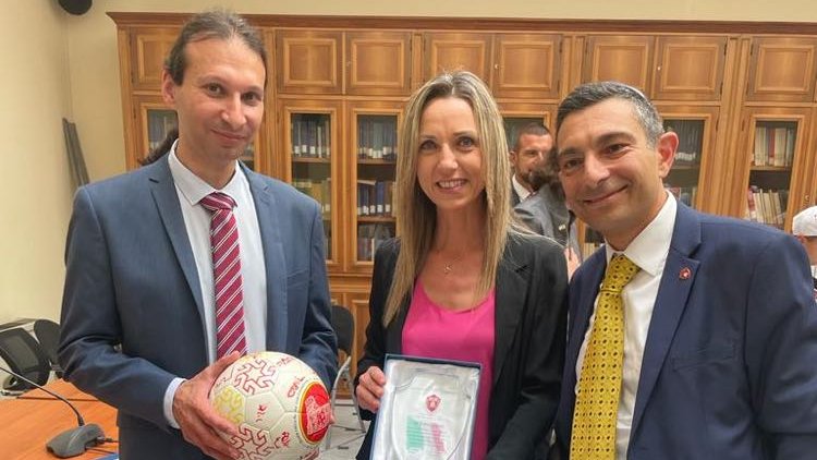 È stato un piacere per il Vice Ambasciatore d'Israele Alon Simhayoff e il Consigliere per gli Affari Pubblici <a href="/ShapiraSmadar/">Smadar Shapira 🇮🇱🎗</a> incontrare oggi negli uffici di Palazzo Chigi i giovani calciatori della AS Roma Club Gerusalemme insieme a <a href="/VVezzali/">Valentina Vezzali</a>, Sottosegretario di Stato allo Sport.