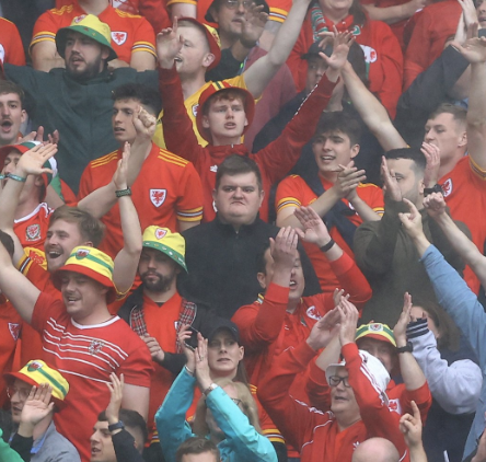thedimmick's tweet photo. There's always one... 😂

#CYMISL #WALNED #CYMHOL #WALHOL https://t.co/dtmDI45kzJ
