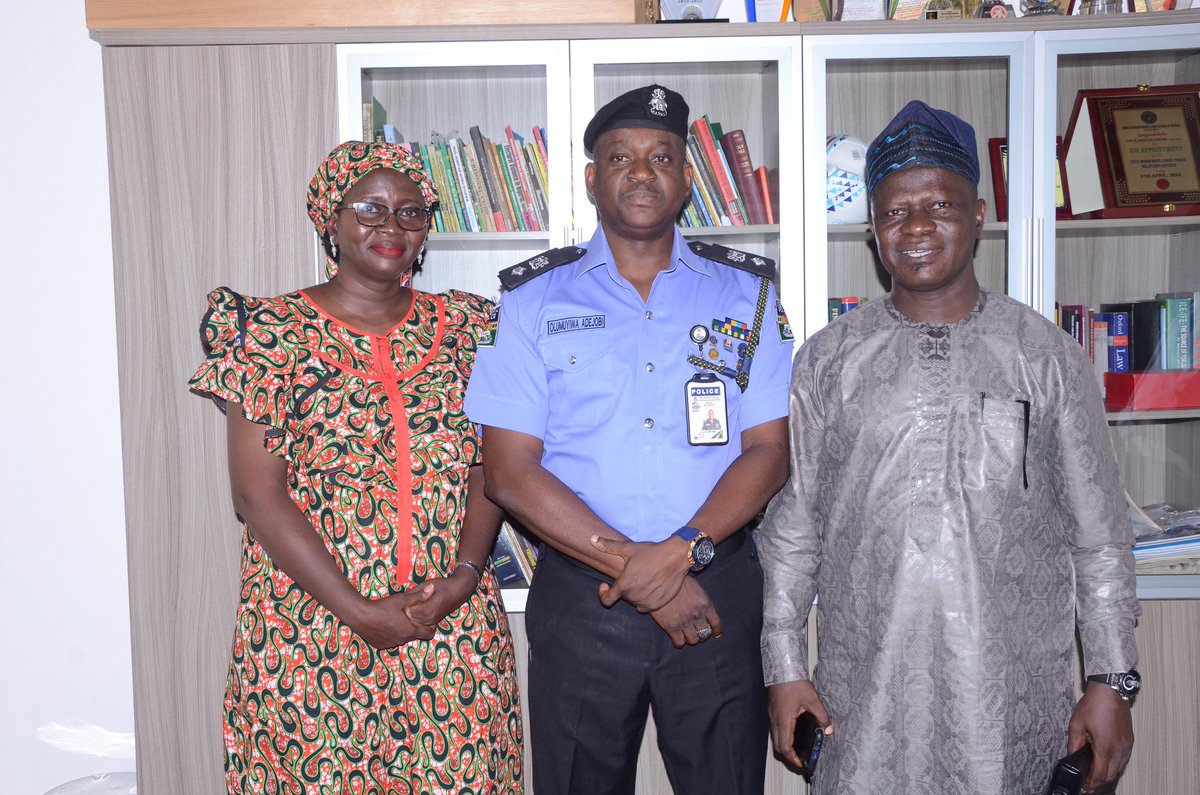 PoliceNG's tweet photo. #PHOTONEWS: The Force Public Relations Officer, CSP Olumuyiwa Adejobi, mnipr, mipra, today June 8, 2022, received the Executives of the Nigerian Library Association, FCT Chapter, led by the Chairperson, Mrs Shade Bello Adepoju, at the Force Headquarters, Abuja. https://t.co/R6qx0ylpzA