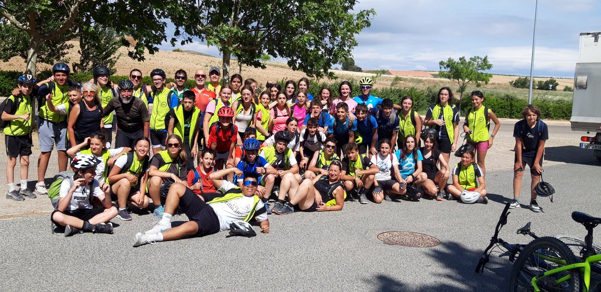 CBoildieu's tweet photo. Étape 3 du défi scandibérique pour les élèves de @BedelCollege et @sancernin avec une arrivée en beauté à Viana. @ErasmusplusJeun @DAREIC_Poitiers @CAChatellerault @DaugeValerie https://t.co/GbPBZ22KN2