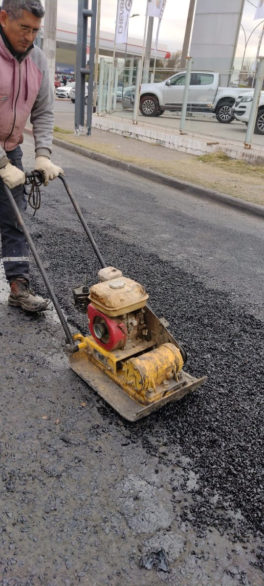 tamsecba's tweet photo. 👷 Realizamos tareas de bacheo y mantenimiento de la carpeta asfáltica para una circulación vehicular segura en el trayecto de los recorridos de nuestras líneas. 🚎🚌 https://t.co/9hvHbUPYHB