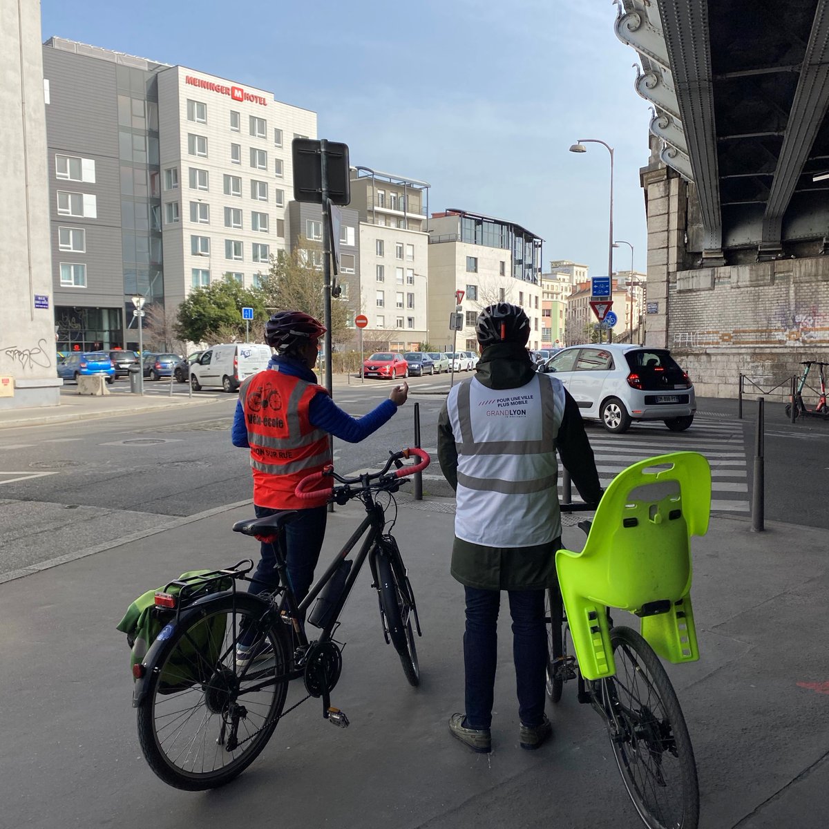 maisonvelolyon's tweet photo. Pas à l'aise à vélo en ville ? Peur en circulation ? 😨😥
Profitez d'un parcours pédagogique gratuit pour prendre confiance et rouler confortablement ! 
Prochaine session en tout petit groupe ce samedi de 10h30 à 12h ➡️ Inscrivez-vous : https://t.co/p9GZXJ02xl https://t.co/7SLRfDTTrC