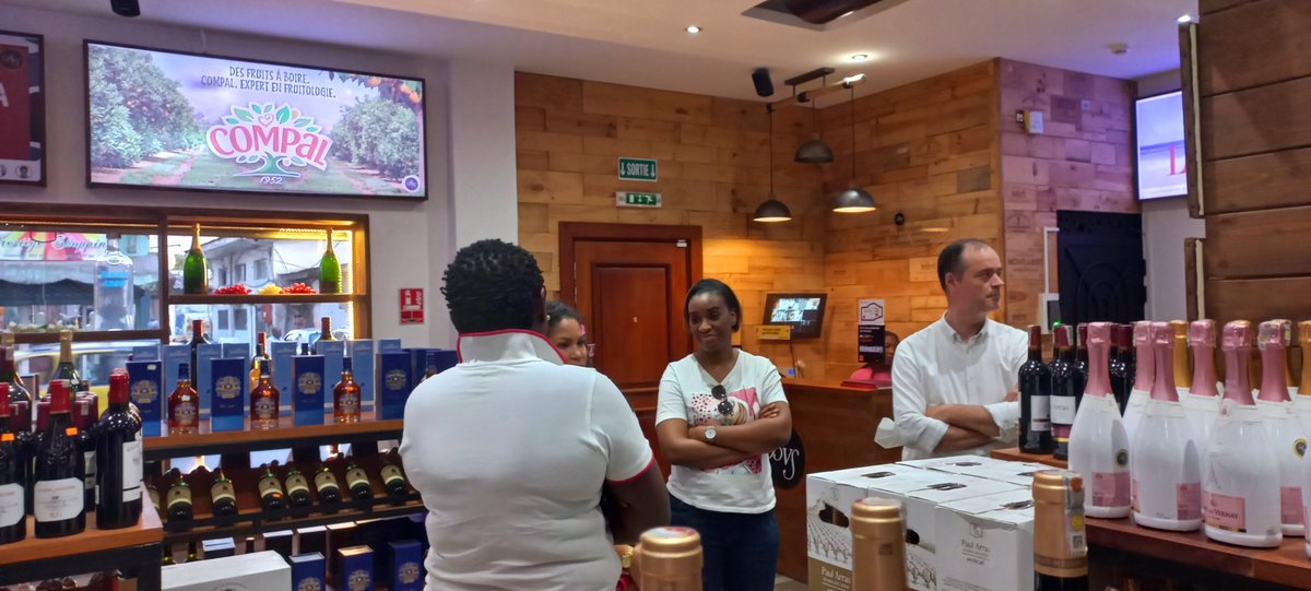 BVSGroupe's tweet photo. En prélude à la mise sur le marché du nouveau format et des nouvelles saveurs de notre gamme de nectars Compal, nous avons reçu la semaine dernière, la visite de notre partenaire portugais Sumol+Compal, Expert en fruitologie.
#BVSGroup #Compal #Nectars #MadeinCameroon https://t.co/uSGGh3j9ru