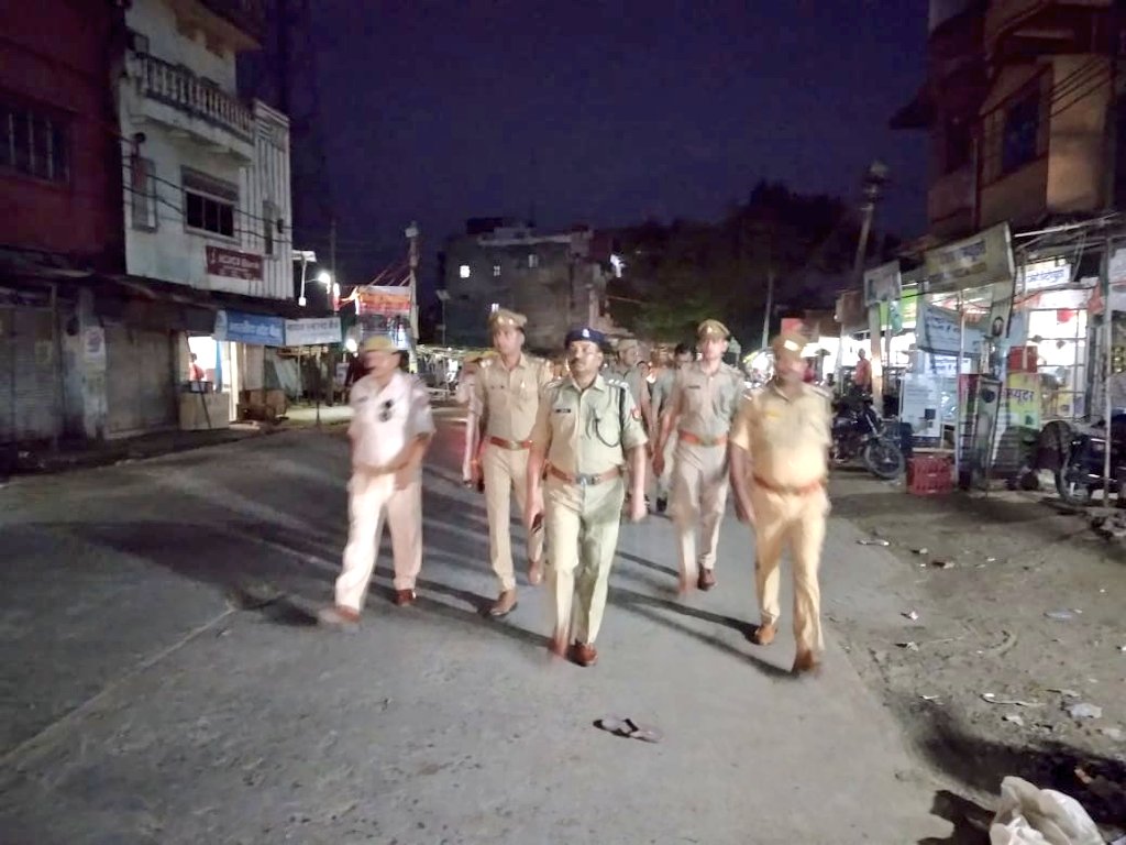 lalitpurpolice's tweet photo. #SPLTP  के निर्देशन में CO मडावरा  द्वारा शांति व्यवस्था बनाये रखने के दृष्टिगत  प्रमुख चौराहों, बाजारों व अन्य सार्वजनिक स्थानों पर #FootPatrolling किया गया। जनता से संवाद कर कराया सुरक्षा का अहसास। संदिग्ध वाहनों को चेक किया गया। @Uppolice @adgzonekanpur @rangejhansi https://t.co/PZOq2fy1I8