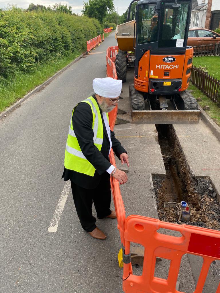 #somecapture of works through camera being carried out along Oak Lane & Wall Hill Road by @stwater contractors. There will be road closures to carry out the works. @coventrycc advice to motorists there will be minimal disruptions and they should use alternative diversions routes.