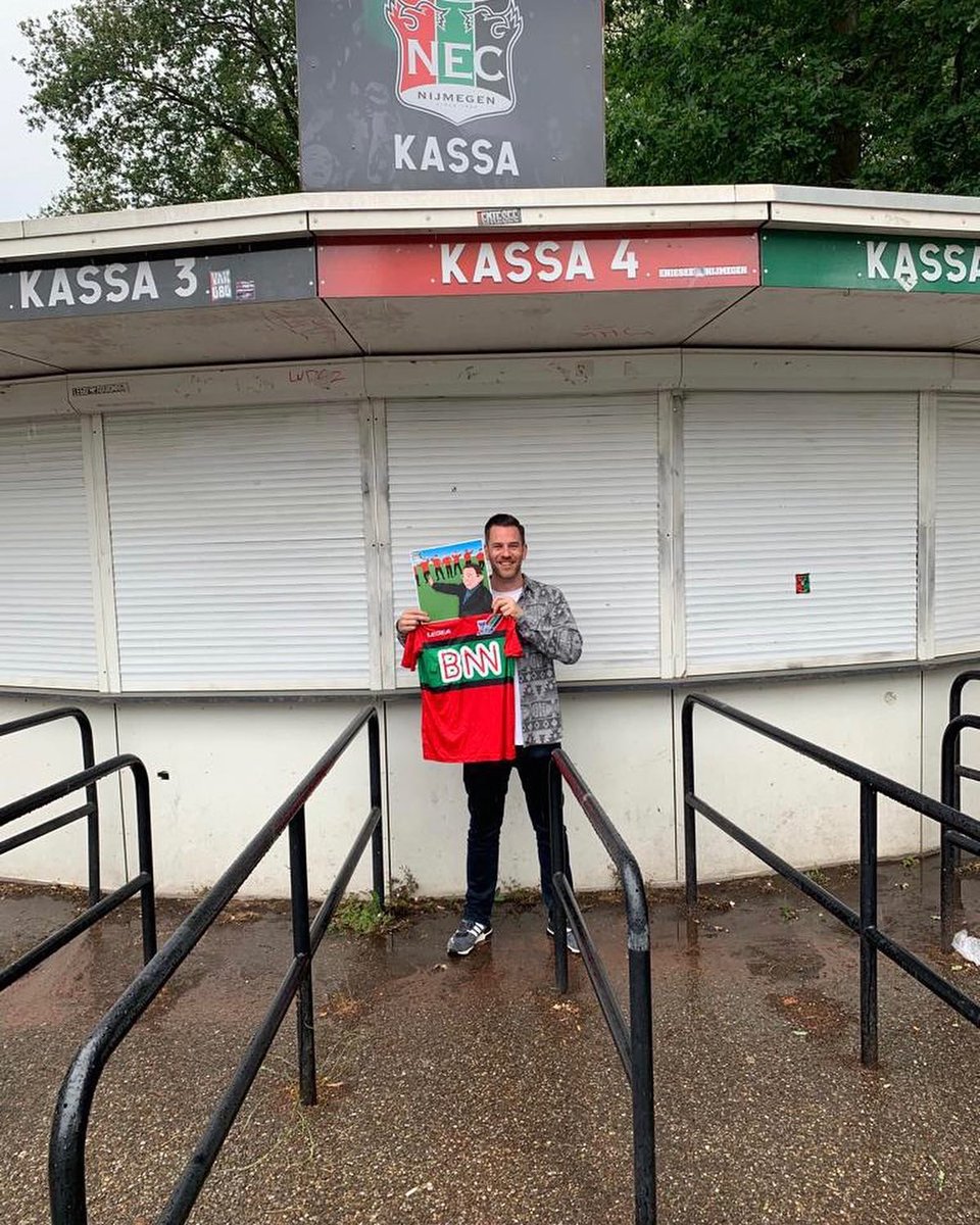 necnijmegen's tweet photo. 🔥 | 𝐄𝐞𝐫𝐬𝐭𝐞 𝐰𝐢𝐧𝐧𝐚𝐚𝐫𝐬 𝐨𝐧𝐭𝐯𝐚𝐧𝐠𝐞𝐧 𝐁𝐍𝐍 𝐫𝐞𝐭𝐫𝐨𝐬𝐡𝐢𝐫𝐭! 😍
De eerste gelukkige winnaars die een Bart de Graaff NFT geclaimd hebben, ontvingen vandaag een BNN retroshirt! ❤️💚🖤
#NFT #FanEx https://t.co/etiipwqgct