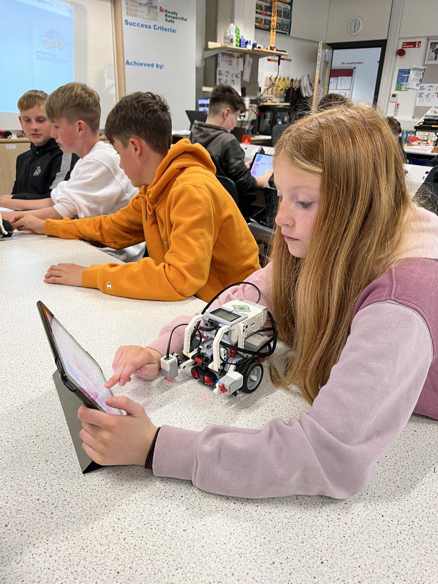BobBaldie's tweet image. s3 starting their mechatronic unit looking at input sensors and motor control - using scratch type coding from @LEGO_Education  #FORengineering #Mechatronics #Robotics
