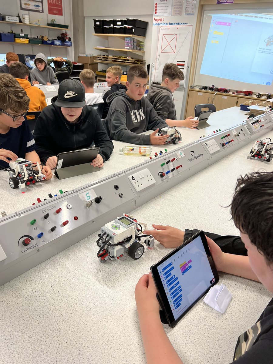 BobBaldie's tweet image. s3 starting their mechatronic unit looking at input sensors and motor control - using scratch type coding from @LEGO_Education  #FORengineering #Mechatronics #Robotics