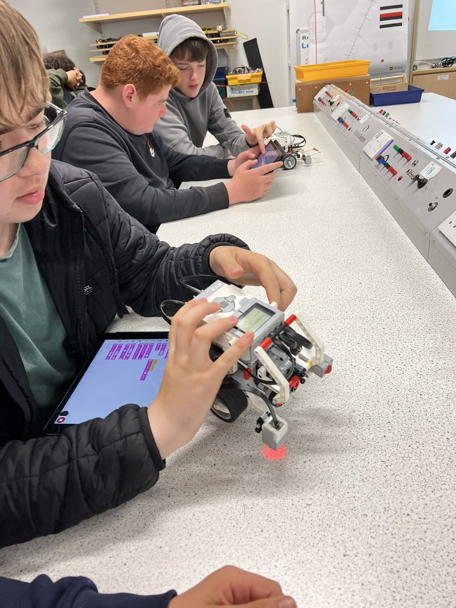 BobBaldie's tweet image. s3 starting their mechatronic unit looking at input sensors and motor control - using scratch type coding from @LEGO_Education  #FORengineering #Mechatronics #Robotics
