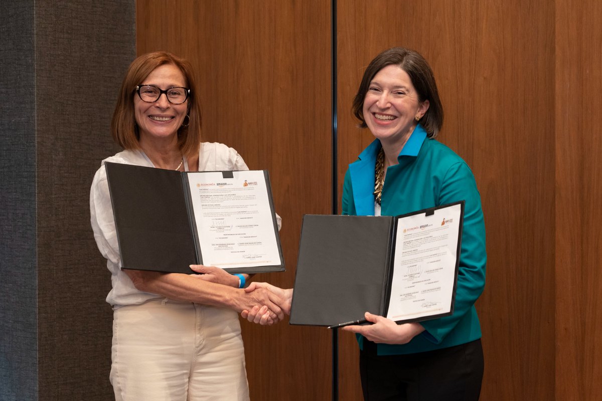 amazon_policy's tweet photo. Sarah Jane Gunter, our VP of LATAM Consumer, joined @se_mx Secretary of Economy @tatclouthier in signing an MOU at @SummitAmericas to help strengthen our collaboration on SMB and seller development programs throughout Mexico and abroad. #CumbreAméricas #SummitAmericas https://t.co/XTgBXQE7or