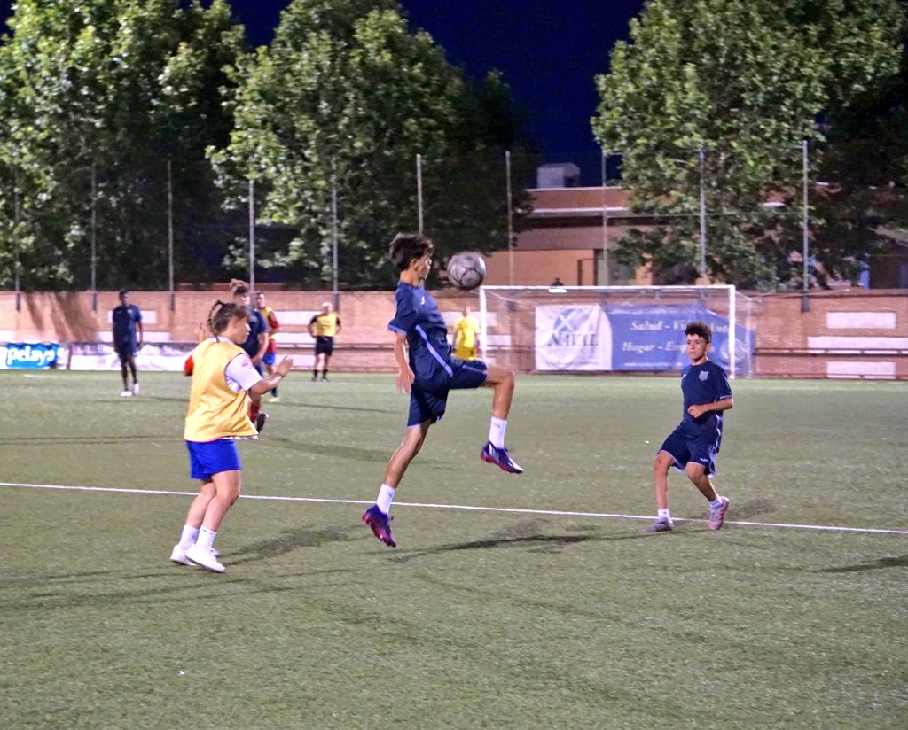 CanteraCdaNaval's tweet photo. 📸 Esta semana, el Infantil A ha disfrutado de un partido de entrenamiento ante sus papás, mamás, hermanos y hermanas

Todos, incluidos los aficionados de la grada, disfrutaron de una gran tarde-noche de fútbol 😃

#NavegamosJuntos⛵ https://t.co/xazYYgxvgx