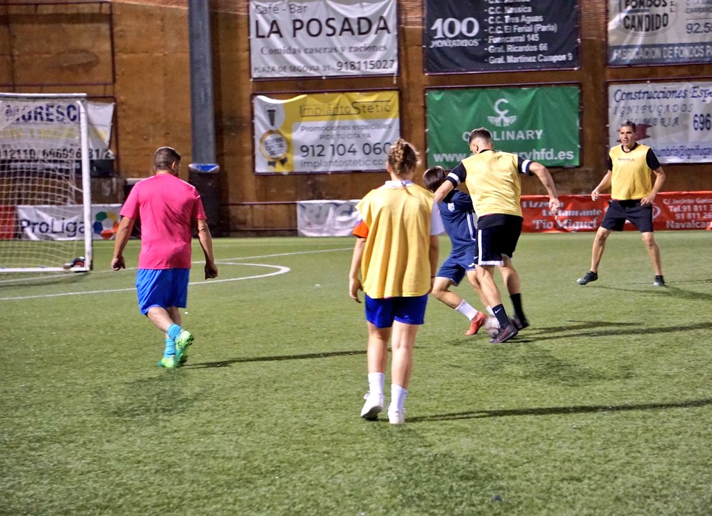 CanteraCdaNaval's tweet photo. 📸 Esta semana, el Infantil A ha disfrutado de un partido de entrenamiento ante sus papás, mamás, hermanos y hermanas

Todos, incluidos los aficionados de la grada, disfrutaron de una gran tarde-noche de fútbol 😃

#NavegamosJuntos⛵ https://t.co/xazYYgxvgx