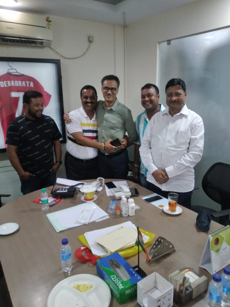 NazrulAITC's tweet photo. #Sonarpur #NetajiSportsComplex -এ অনুষ্ঠিত হতে চলেছে #KolkataFootballLeague. #EastBengal Club-এ সেই সংক্রান্ত বৈঠকে আজ মাননীয় #AjitBanerjee, #DebabrataSarkar  ও অন্যান্য সকলের সাথে।
#IFA #Football https://t.co/HRlaXxCsml