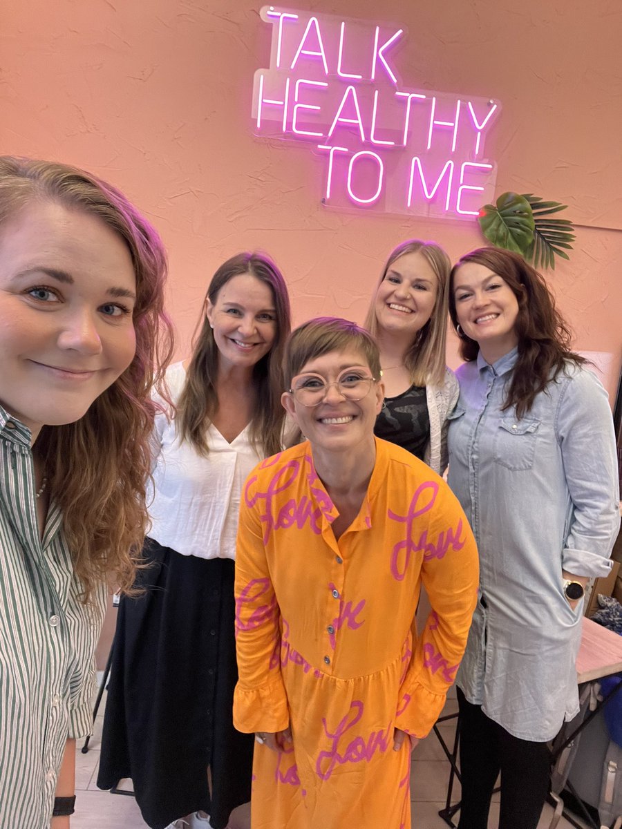 Meillä on mahtava tiimi! 😍❤️🦉Ja tänään oli superkiva tiimipäivä! Jätän tän vaan tällä erää tähän. Hymyt puhukoot puolestaan. #pöllöjengi 📸: <a href="/MTVSuomi/">MTV</a> Reputation &amp; Responsibility -tiimi vasemmalta oikealle: <a href="/TeaSiikonen/">Tea Siikonen</a>, @TiinaNummenmaa, <a href="/jotontt/">Johanna Tonttila</a>, Sara Pitkänen &amp; Henna Väänänen