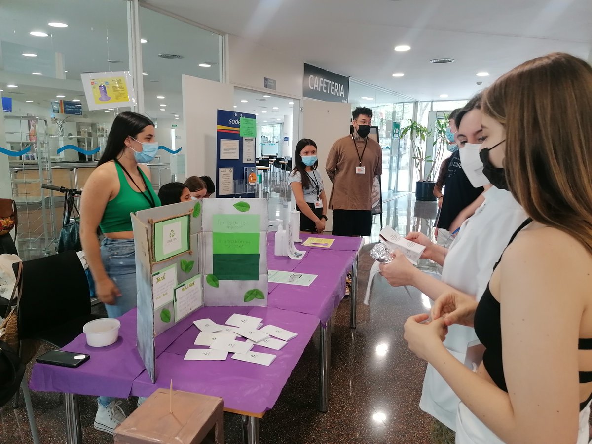 hospitaldelmar's tweet photo. Els alumnes de l'@InsBonanova han exposat al #CentreFòrumMAR els projectes sobre la gestió de #residus sanitaris en l'àmbit assistencial i atenció domiciliària. La iniciativa compta amb la col·laboració de l'Àrea Metropolitana de Barcelona i @Siboc_Projectes

#sostenibilitat #AMB https://t.co/5m9NXwzUhK
