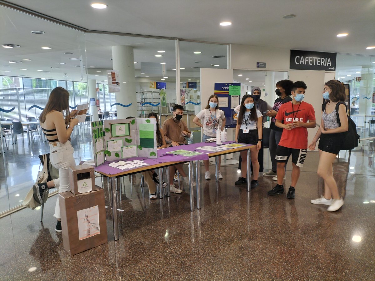 hospitaldelmar's tweet photo. Els alumnes de l'@InsBonanova han exposat al #CentreFòrumMAR els projectes sobre la gestió de #residus sanitaris en l'àmbit assistencial i atenció domiciliària. La iniciativa compta amb la col·laboració de l'Àrea Metropolitana de Barcelona i @Siboc_Projectes

#sostenibilitat #AMB https://t.co/5m9NXwzUhK