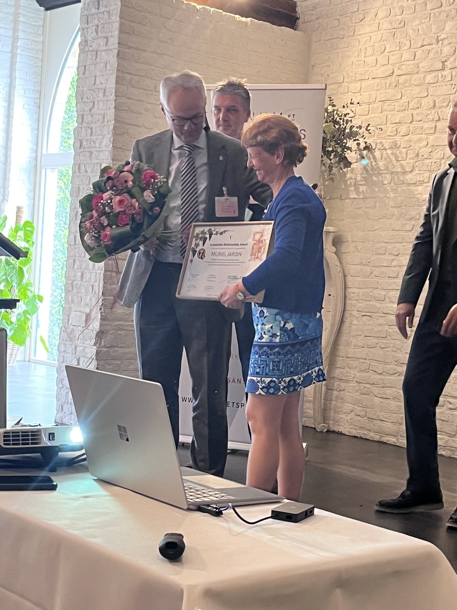 Un Sustainability Relationship Award pour Muriel Jardin de ⁦<a href="/VinumEtSpiritus/">Vinum Et Spiritus</a>⁩ totalement mérité pour 30 ans de présence au service des membres. Félicitations !