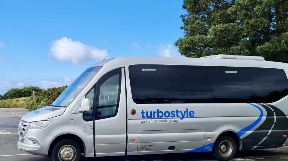 turbostyleltd's tweet photo. Dorset and the sun make an excellent combination for a #humpday photo! 🚌☀️📷

Did you know that coach travel is more environmentally friendly than other means of transportation? 🌱  Our 19-seat mini coach is ideal for smaller groups. Book now https://t.co/oRy8RzDpYU https://t.co/BPopuo2dPm