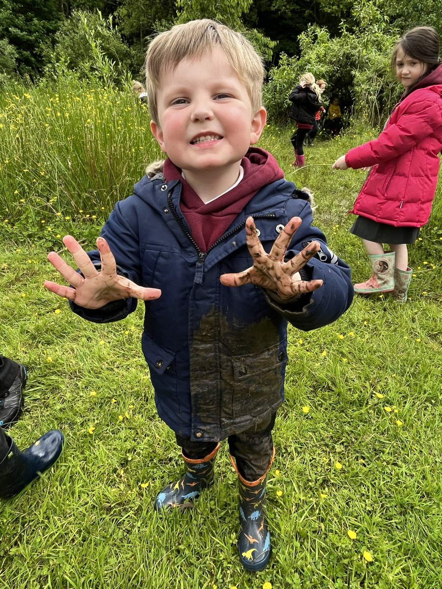 CymerPrimary's tweet photo. Friends, sun, mud and a bit of fishing with nature. What a fun Wednesday! #CAPRecY1 #OutdoorExplorers #nature #imagination https://t.co/tnnYmZpkjy