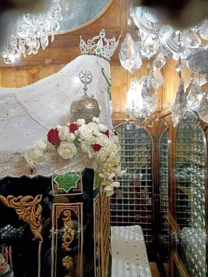 انا المشيره ام الحنان
انا الكريمة رئيسة الديوان
جدي انا  النبي العدنان
جدتي الكاملة حبيبة الرحمن
انا بنت الكرار سيف الله الإمام
انا بنت البتول بضعة من خير الانام
انا اخت الحسنين اعلام الإسلام
انا عمة زين العابدين نعم الغلام
انا الهاشميه المشيرة بنت الإمام
من قصد حمايا حاشا يضام