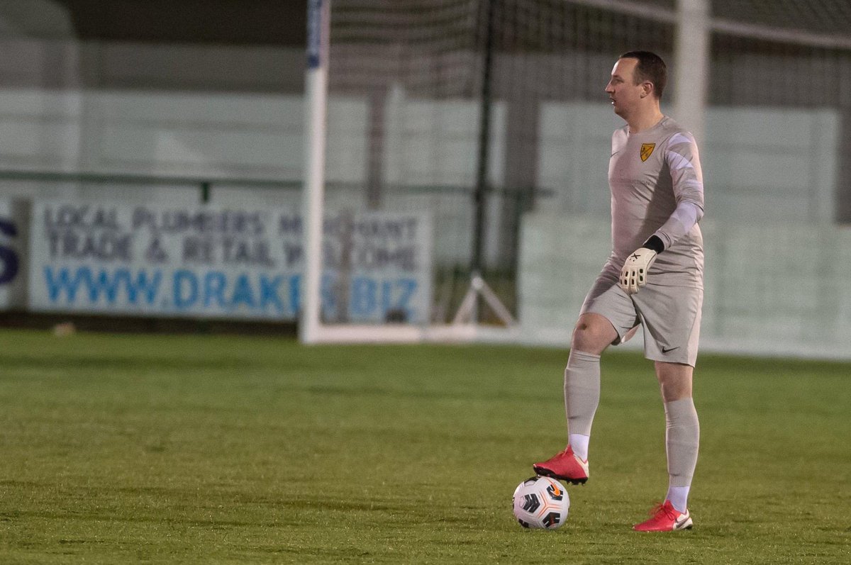 KenningtonFC's tweet photo. 🧤| KEEPER COMMITS 😍

What better way to start an evening of announcements than with our No.1

After cleaning up with the Supporters &amp; Committee Player of the Season awards, we are delighted to have @joe_mant commit to the club for the new season 👏🏼

#HesAKeeper #CleanOnes 💛🖤 https://t.co/LQPleBGixj