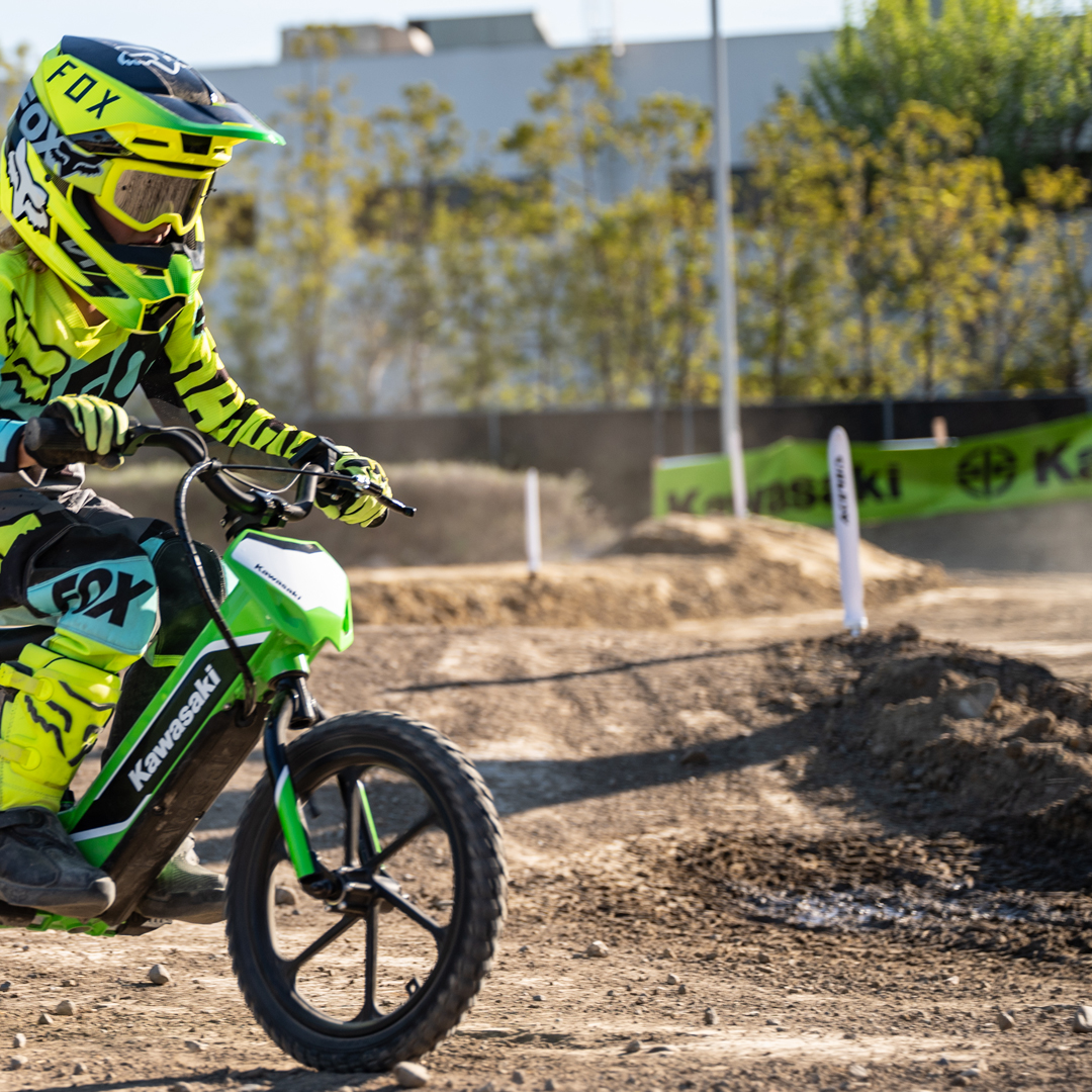 KawasakiUSA's tweet photo. Whether two-wheels or four, the all-new #Elektrode or the new #KFX90, riding with your buddies is what it's all about. #BestFriendsDay #GoodTimes #Kawasaki https://t.co/wDEfIlZ0l4