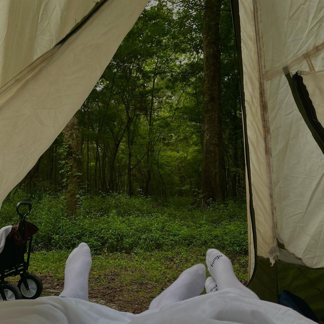 Give your camping experience a glow up with a stay at Ginnie Springs. 🏕Tent sites are scattered throughout 200 wooded acres and include many river-front and spring sites. Most sites also have a grill and a picnic table! 🪵🌿

📸 morenaluuuna