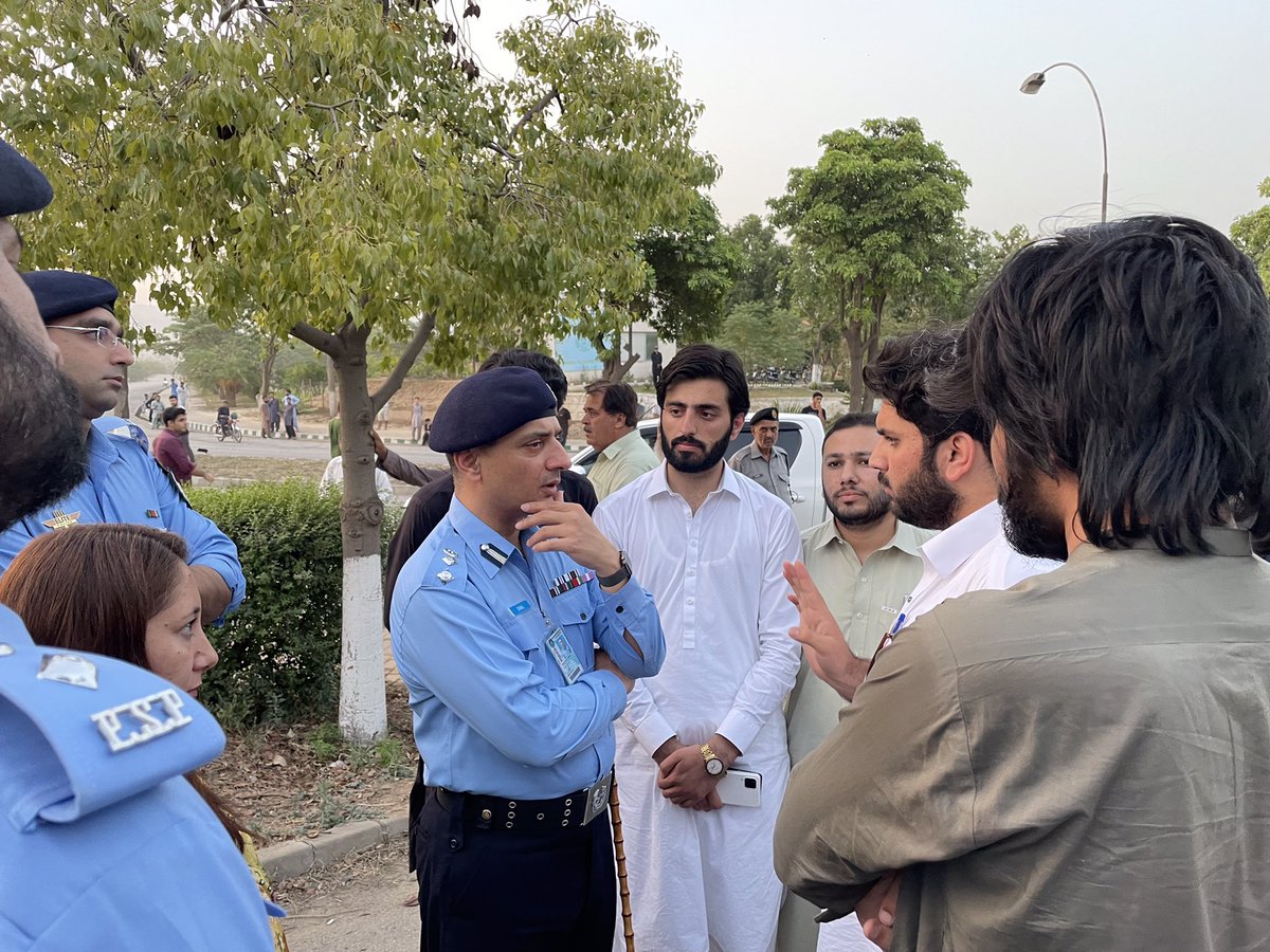 JamiatIIUI's tweet photo. DIG Suhail Zafar Chhata and AC Miss Sania visits protest point and communicated with zimadran e Jamiat. 

#Protest #LetsRebuild_IIUI #JamiatIIUI https://t.co/Z5k5TQOEWp