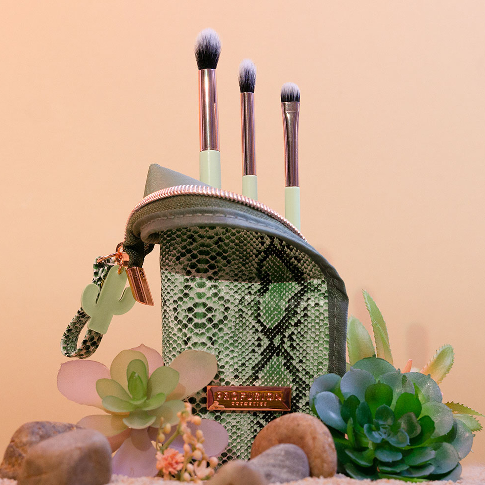 ProfusionCo's tweet photo. Ready to hit the road to your next adventure? So is this 3-piece eye essentials brush set! ππ΅
Tap to shop!
____________
#ProfusionCosmetics #DesertSage #makeuphaul #weekendmakeup #makeupmusthaves #travelmakeup #walmartbeauty #plantparents #plantlover #affordablebeauty https://t.co/paQKjTK0Pk