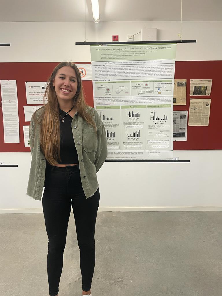 Our Master Student, Anna Kobrock, presenting her master thesis work at "Dia dos Mestrados do DCM" 🦷🔬 <a href="/UnivAveiro/">Universidade Aveiro</a>