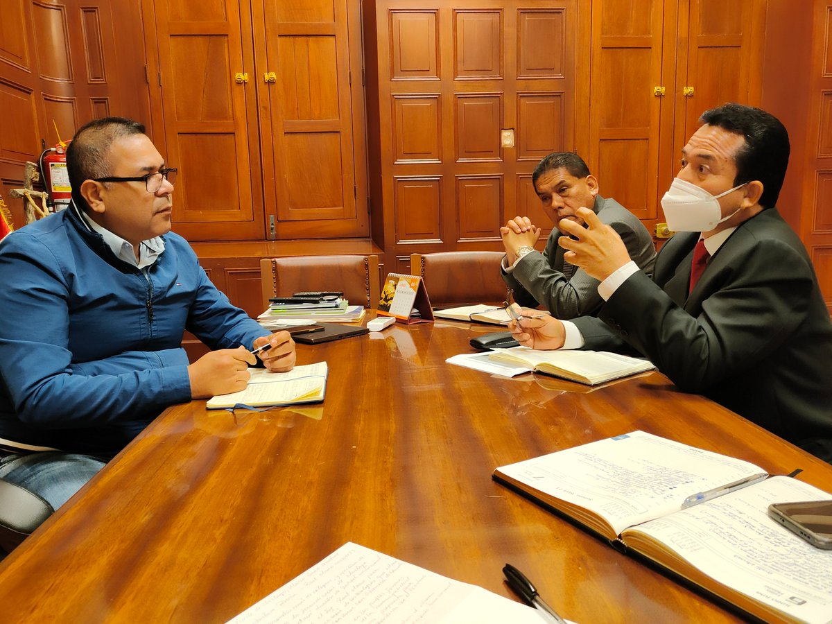 UChiclayo's tweet photo. Director UGEL Chiclayo, Mg. Alí Sánchez Moreno se reúne con alcalde de @mpchoficial Marco Gasco Arrobas, con el objetivo de articular acciones en beneficio de la educación https://t.co/Jqwm4SfQOG
