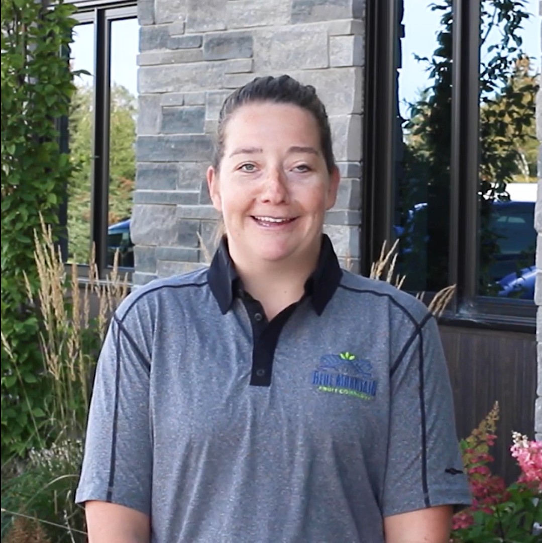 RedPrinceApple's tweet photo. Meet Sacha, our production manager. She's an integral part of our team and oversees quality throughout our packing operations.
π
#apples #redprinceapple https://t.co/vStZuCKVYZ