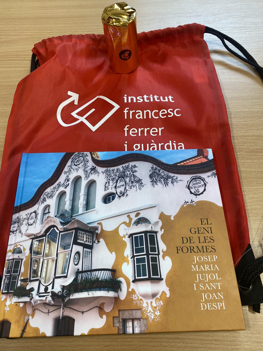 CarlukeHS's tweet photo. A big thank you to Ma. Rosa Ena Vidal for the kind gifts presented to Mr Duffy on behalf of @insffg_sjd today @CHS_Erasmus @EUErasmusPlus #kindness #amabilidad #amabilitat
#MuchosGracias #MoltesGracies https://t.co/p3hV3W35Gj