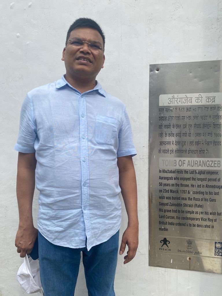 irsashok's tweet photo. #Aurangabad s named after last Mughal Emperor #Aurangzeb His samadhi represents the frugality of Emperor who told followers not 2 waste #PublicExchequer nor to fraud on #PublicMoney on grandeur of tombs.A lesson of #GoodGovernance  for the modern leaders from a said to be tyrant https://t.co/nRKgGPS6Qd