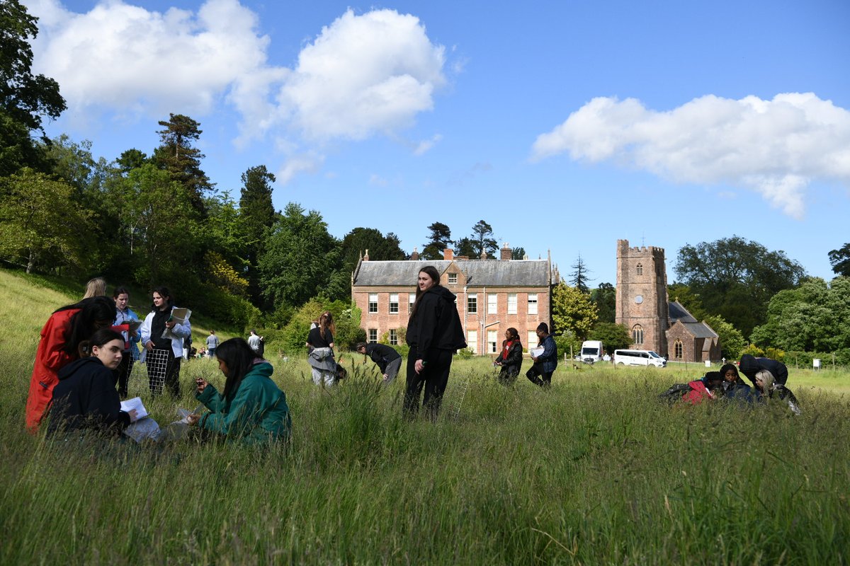 bromleyScience's tweet image. Lower 6th biologists showing off their sampling skills in the sunshine #nettlecombecourt #NationalFieldworkWeek