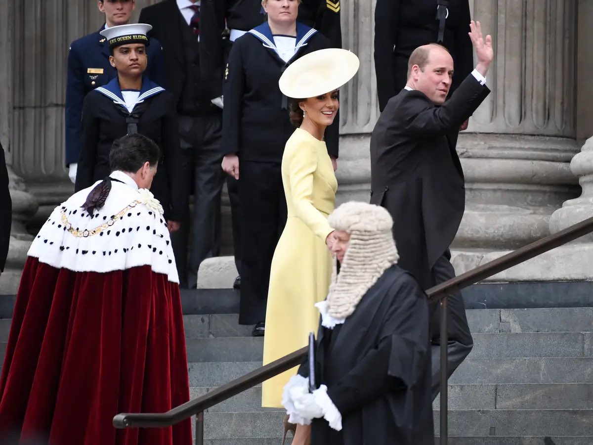 UKRoyalsFrance's tweet photo. William et Catherine arrivant à la cathédrale Saint-Paul le 3 Juin.
#DucDeCambridge #DuchesseDeCambridge #DukeOfCambridge #DuchessOfCambridge #PlatinumJubilee #HM79 #JubiléDePlatine https://t.co/jlgPnJRSw3