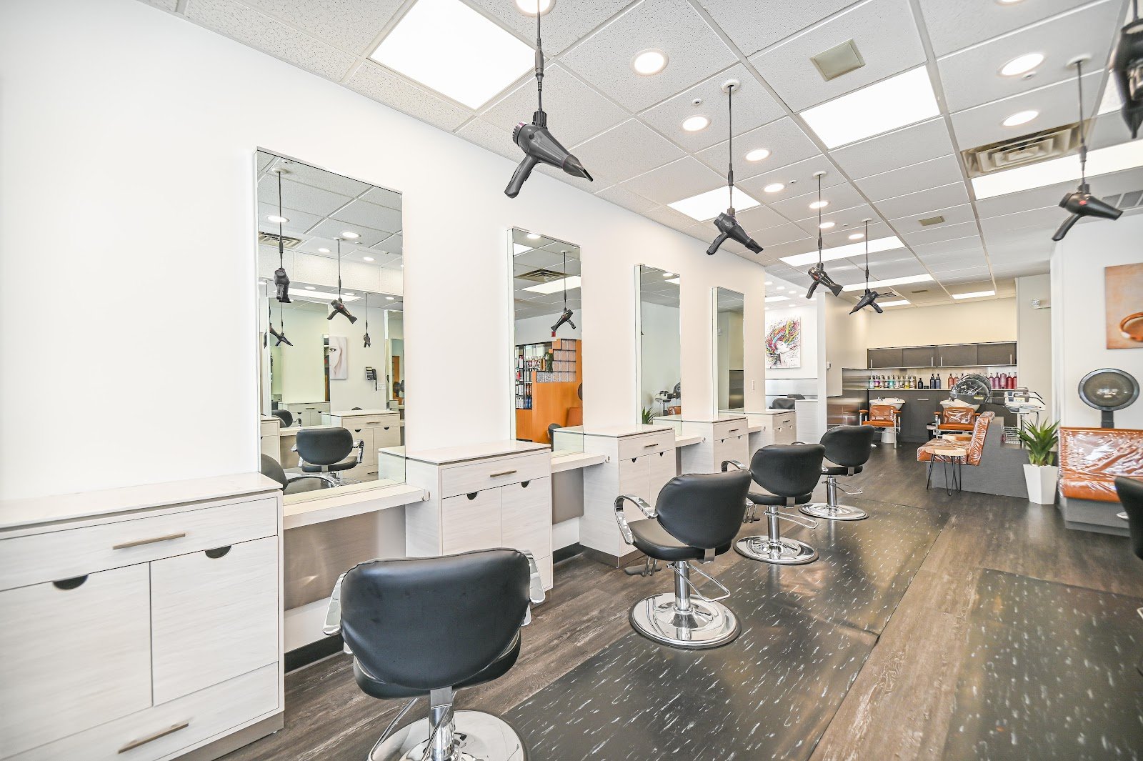 Headliners Salon and Spa (HeadlinersSpa) / Twitter