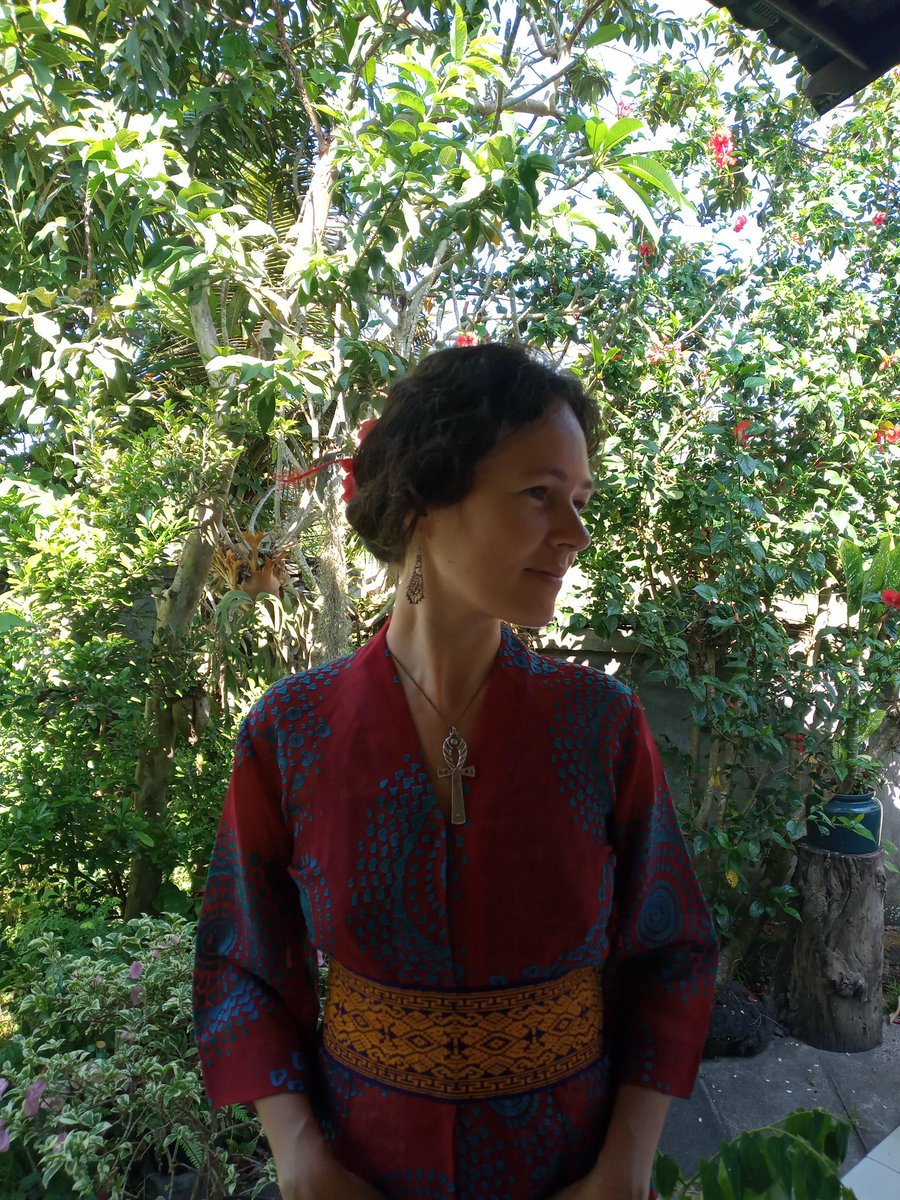 itokashi's tweet photo. What a blessing today! I went to real Balinese ceremony in Balinese attire:-) local girl from art shop took me with her and put the flower in my hair and even gifted to me traditional piece of clothes! 

#Bali #Galungan #AmazementofFractalBeing https://t.co/KwSBI8toTO