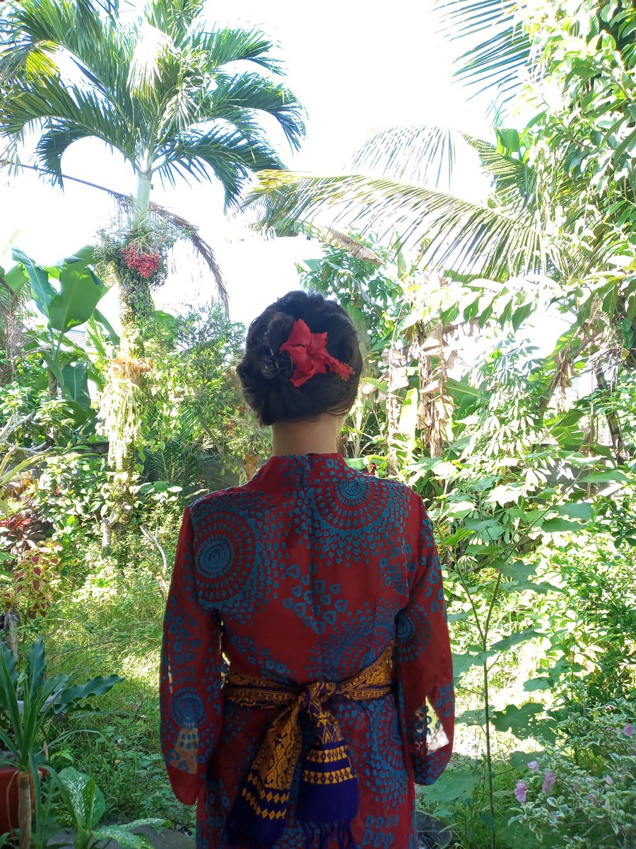 itokashi's tweet photo. What a blessing today! I went to real Balinese ceremony in Balinese attire:-) local girl from art shop took me with her and put the flower in my hair and even gifted to me traditional piece of clothes! 

#Bali #Galungan #AmazementofFractalBeing https://t.co/KwSBI8toTO