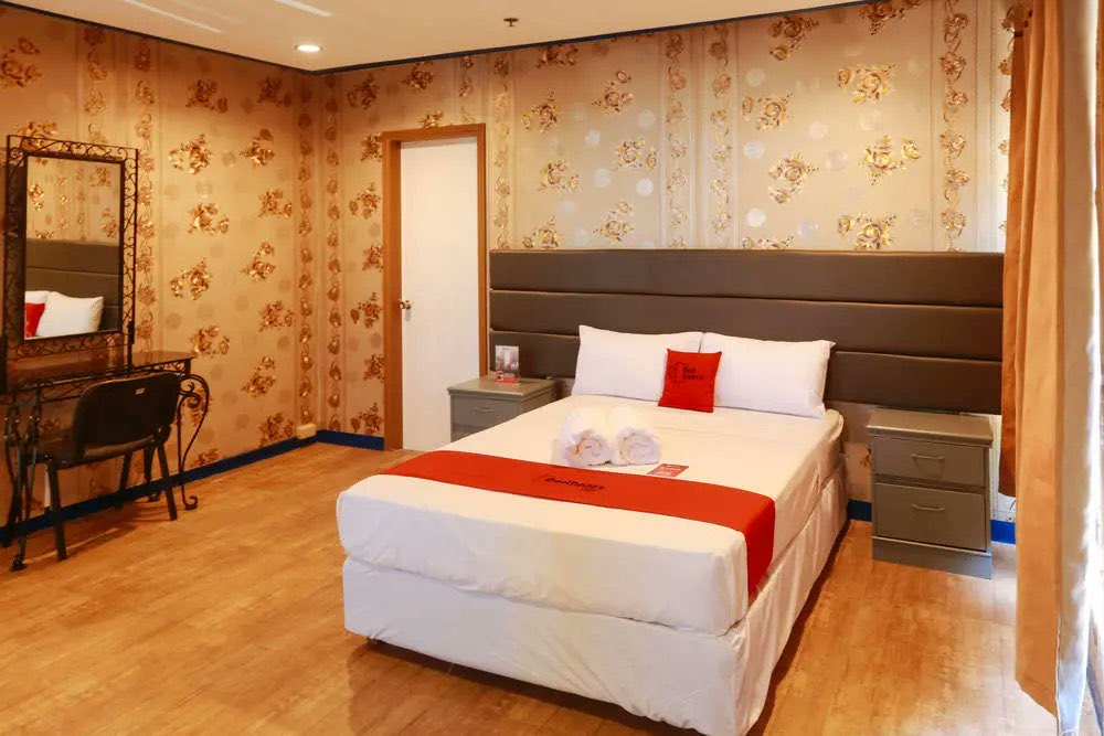 twgliving's tweet photo. Planning your getaway to Iloilo but no idea where to stay? Experience luxury in the heart of the city in Castle Chateau

• Good for 2
• Wifi &amp; Toiletries
• Free Bottled Water
• Near the Malls

Contact me here for your room reservation!

#RedDoorzPH #AlterIloilo #iloiloispink https://t.co/nvGlXaqiYC