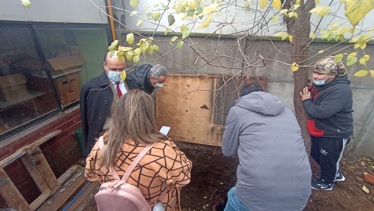 culturas_nuble's tweet photo. (1/2)📍 Un nuevo tramo del primer alcantarillado de #Chillán fue descubierto en el Colegio Bicentenario PH en el centro de la ciudad.
✅ La seremi Scarlet Hidalgo, el director regional de @patrimonio_cl y la OTR de @Monumentos_cl visitaron el lugar para identificar el hallazgo. https://t.co/qdqlM1I00Z