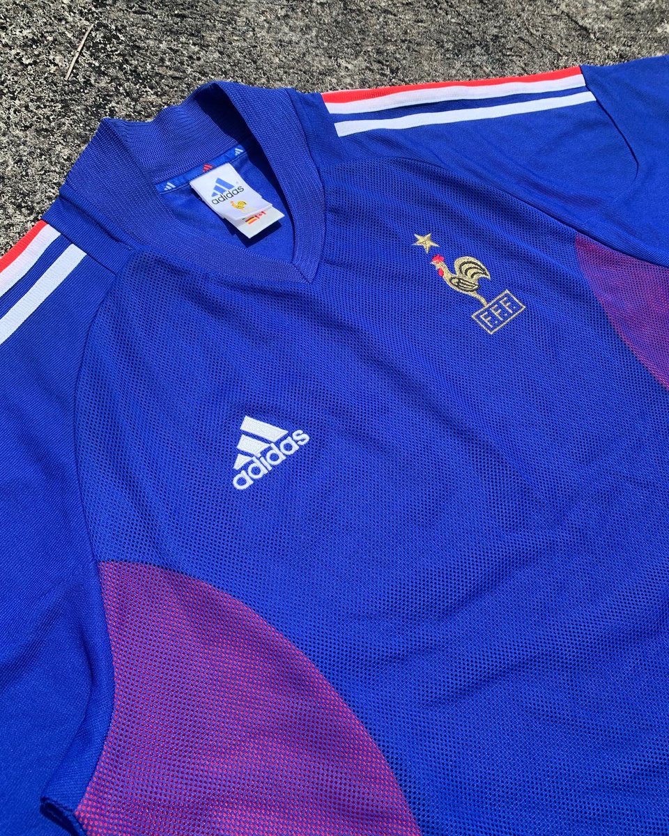 KongtapAFPringt's tweet photo. 🔥France World Cup 2002🔥 

#classicfootballshirt #classic #adidas #France #worldcup #WorldCup2022 https://t.co/8z6ZKMmTcq