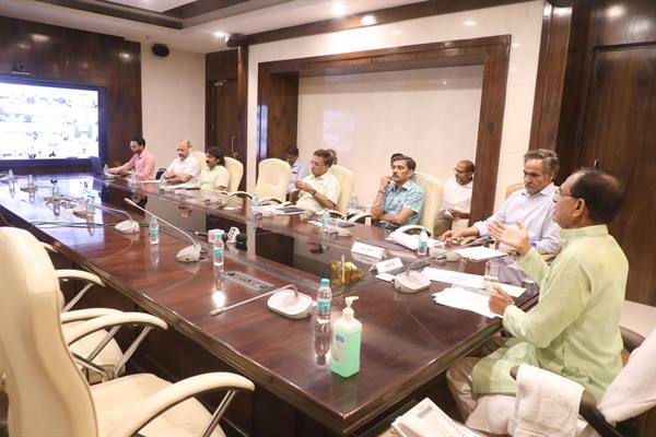 JansamparkMP's tweet photo. मुख्यमंत्री श्री @ChouhanShivraj ने प्रदेश के सभी जिला कलेक्टर को जिलों में आदर्श आचरण संहिता के पहले से चल रहे विकास कार्यों और जन-कल्याण से जुड़ी योजनाओं के यथा समय क्रियान्वयन के निर्देश दिए हैं। 
#JansamparkMP https://t.co/dPPZLtXD9o