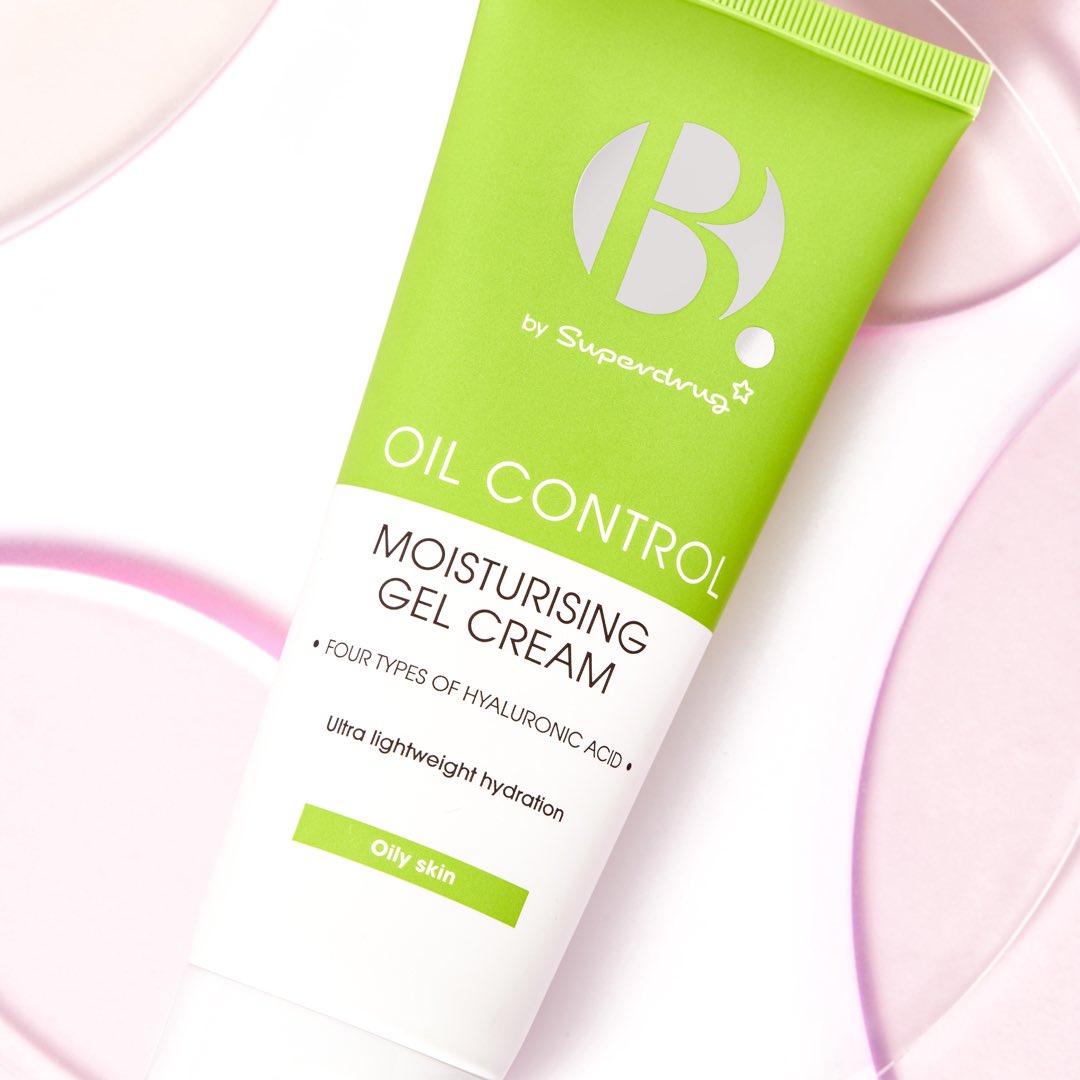 superdrugskin's tweet photo. Looking for oil control AND hydration this summer? ☀️ With #HyaluronicAcid to lock in moisture and Green Lentil Extracts to reduce sebum reduction, you don't need to compromise! ✨
#oilyskin #oilyskinroutine #gelmoisturiser #bbysuperdrug #bskin #summerskin #veganskincare https://t.co/kjSaA7VCiS