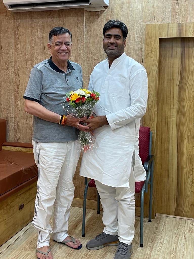 atulpradhansp's tweet photo. विधानसभा के माननीय सभापति 
#श्री @Satishmahanaup जी से उनके उनके आवास पर भेंट की ! उनके लम्बे संसदीय अनुभव को साझा किया !  प्रथम बार ही उनके द्वारा सुचारु ढंग से सदन चलाने के लिये उन्हें बधाई दी ! साथ ही अपने सरधना की जनता के हितों के मुद्दें पर चर्चा की ! https://t.co/2aeqfBQluZ
