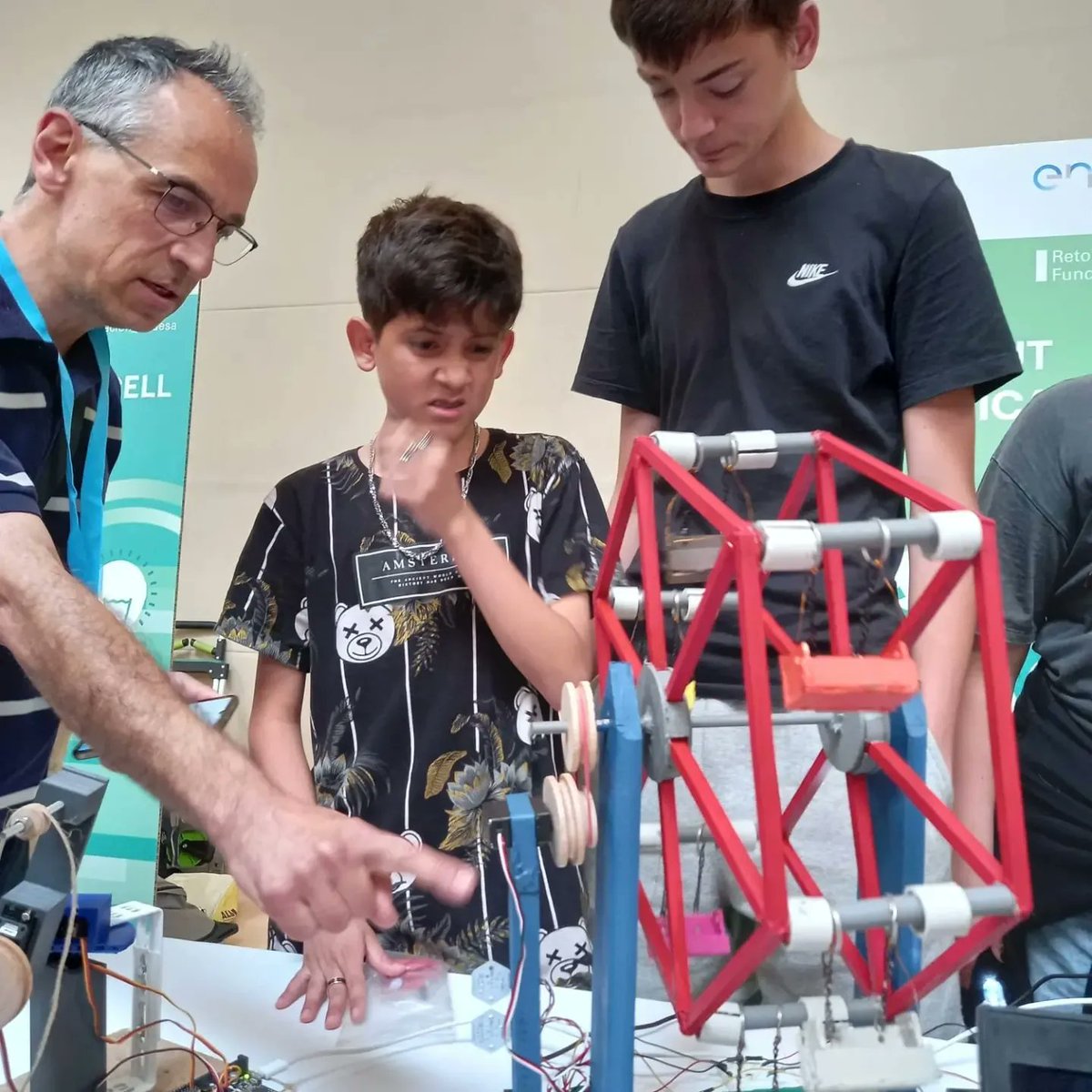 ponsdicart's tweet photo. Alumnes de l'optativa robòtica de 2n d'ESO del @insponsdicart han assistit a la trobada final del @RetoTech on han exposat els projectes fets a classe. La fira ha sigut un èxit i esperem tornar l'any vinent @fundacionendesa #Robotics #steamcat #espirituretotech https://t.co/wk7Yi207wJ