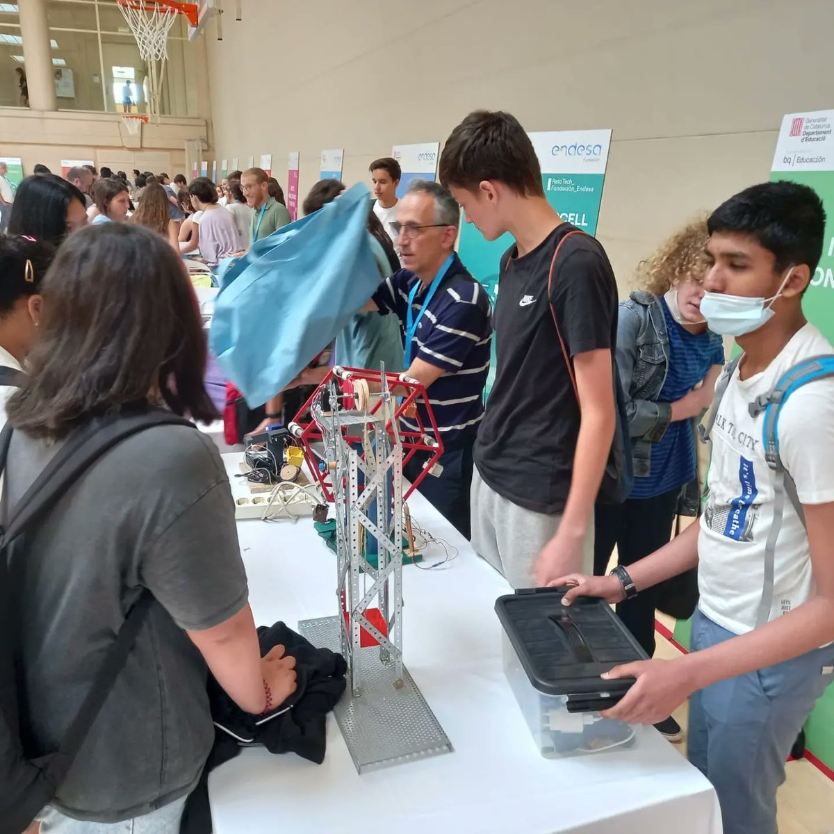 Alumnes de l'optativa robòtica de 2n d'ESO del @insponsdicart han assistit a la trobada final del @RetoTech on han exposat els projectes fets a classe. La fira ha sigut un èxit i esperem tornar l'any vinent @fundacionendesa #Robotics #steamcat #espirituretotech