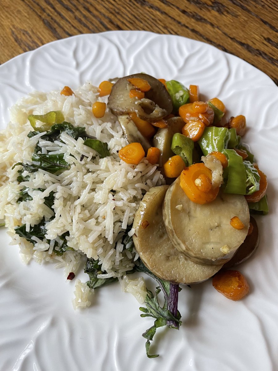 TheSpicyPlanet's tweet photo. Vegan dinner kale fried rice with eggplant carrot and pepper compote! #vegan #foodie https://t.co/ekgWcqsrsD